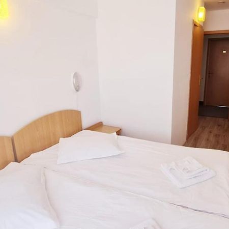 Hotel Victoria Яш Екстериор снимка