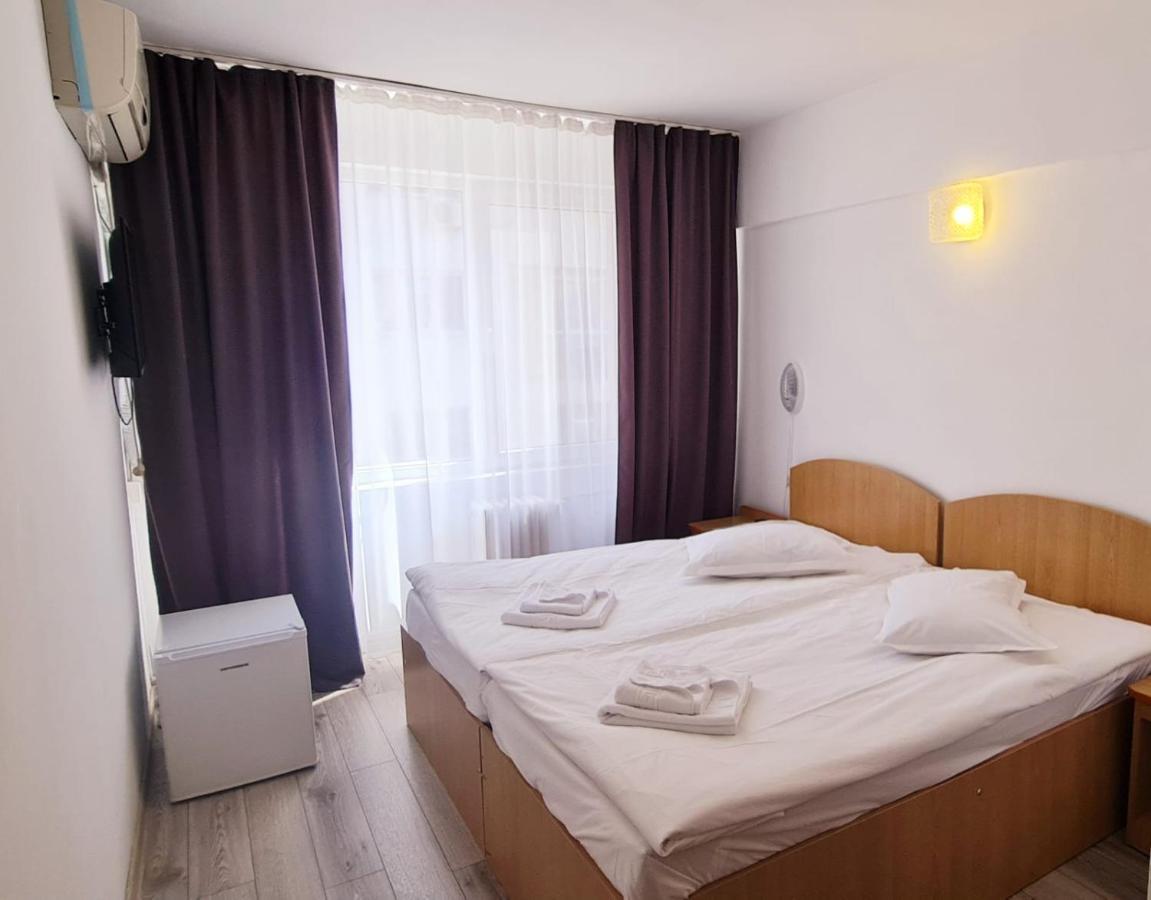 Hotel Victoria Яш Екстериор снимка