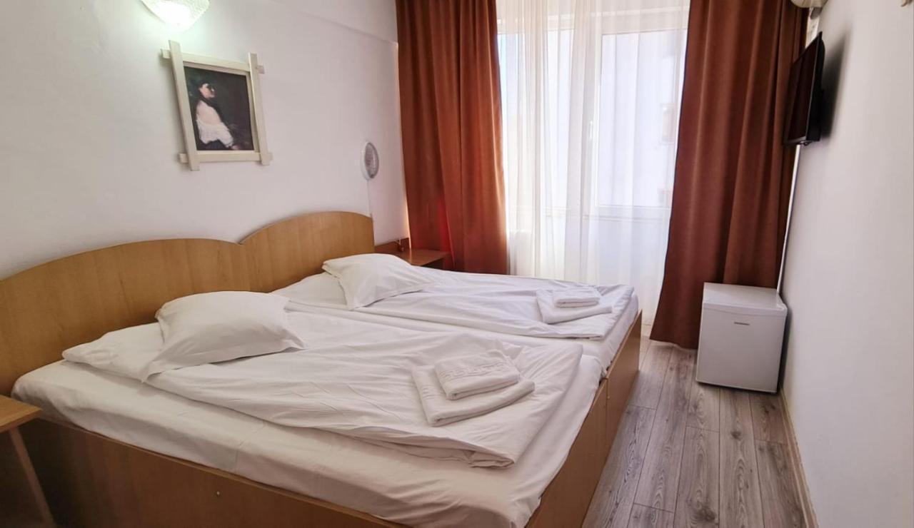 Hotel Victoria Яш Екстериор снимка