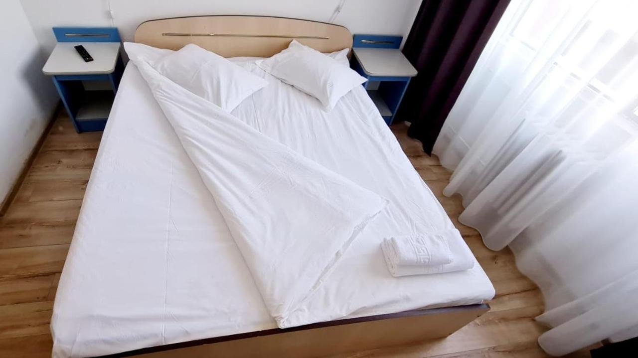 Hotel Victoria Яш Екстериор снимка