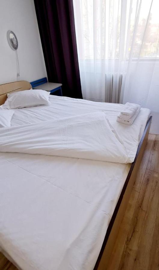 Hotel Victoria Яш Екстериор снимка
