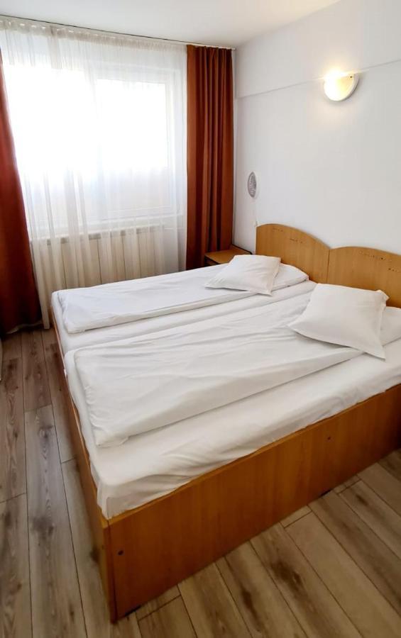 Hotel Victoria Яш Екстериор снимка