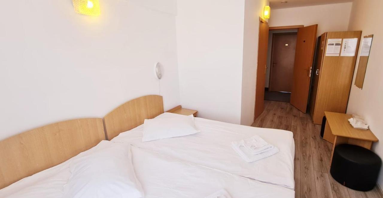 Hotel Victoria Яш Екстериор снимка