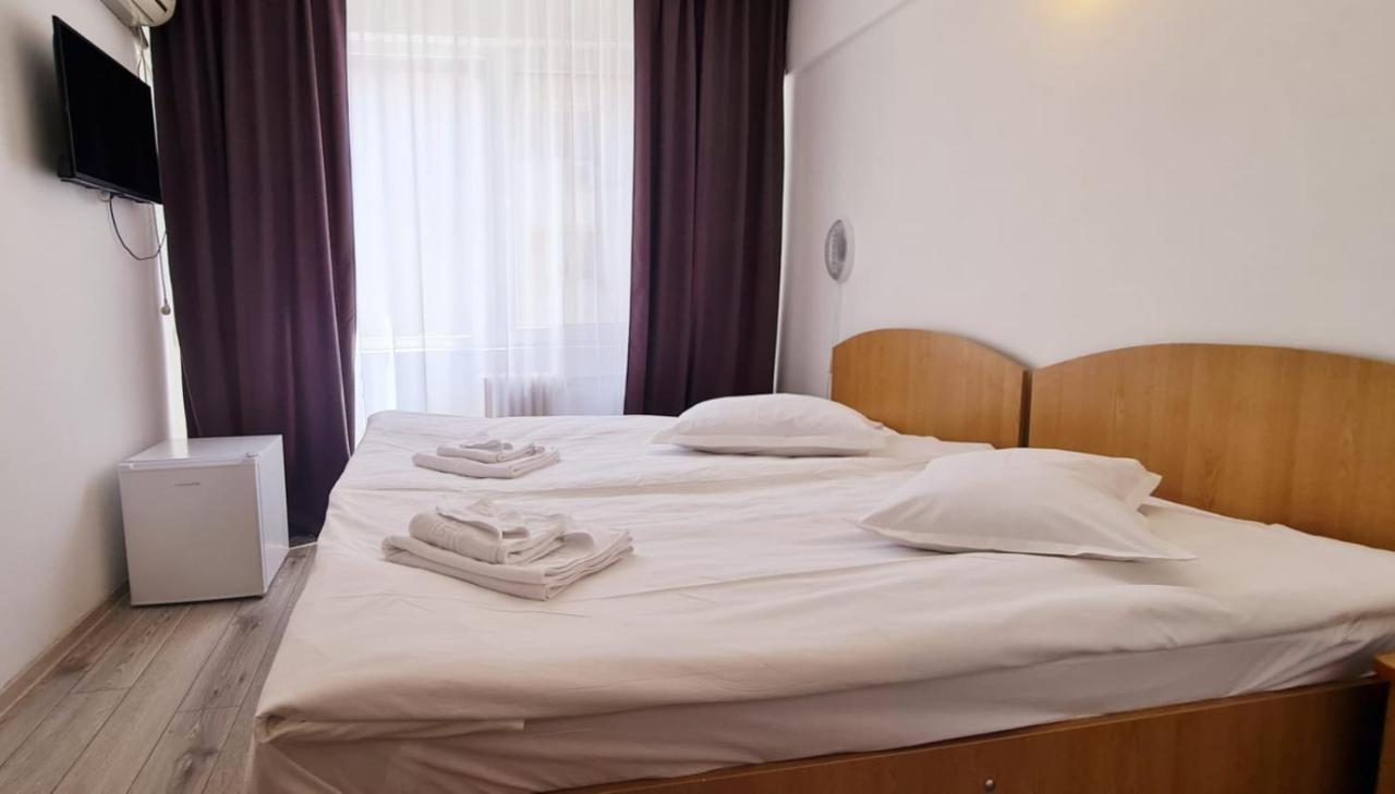 Hotel Victoria Яш Екстериор снимка